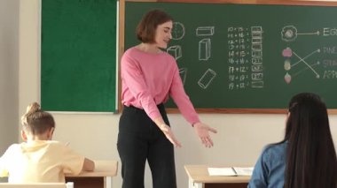 Asyalı kız sınıfın önünde kendinden emin bir şekilde yürürken beyaz bir öğretmen gönüllü istiyor. Zeki öğrenci, öğretmenler el çırparken elini kaldırdı ve soruyu cevapladı. Pedagoji.