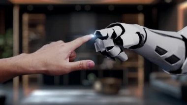 Bir insan eli, dijital veri görselleştirmesini ve grafiklerini modern çalışma alanında analiz etmek için robot eliyle etkileşime girer. Teknoloji ve yenilik sergiler. Auvana