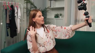 Kadın Etkilenen Vlog video görüntülerini canlı yayınlıyor Makyaj primi sosyal medya veya blog. Kozmetik stüdyosu ışıklandırmalı mutlu genç kız çevrimiçi pazarlama oturumu yayını için..