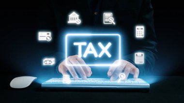 Vergi hazırlığını temsil eden dijital simgelerle çevrili bir klavyeye yazı yazar. Resim, muhasebedeki dijital çözümlerin vurgulandığı çağdaş mali uygulamaları gösteriyor. Dörtgen