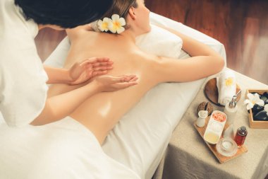 Kafkasyalı kadın müşteri stres önleyici spa masajının keyfini çıkarıyor ve lüks otel ya da oteldeki gündüz açık ortam güzellik salonunda güzellik teniyle eğleniyor. Sessiz.