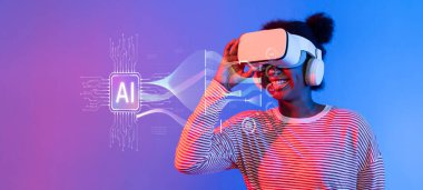 Sanal gerçeklik kulaklığı takan neşeli bir kadın yapay zeka ile aşılanmış teknolojiyi keşfediyor, yenilikleri ve dijital deneyimleri resmediyor. XDMCP