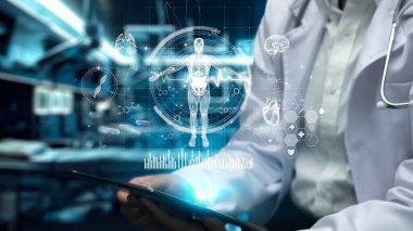 Doktorun elinde tabletle laboratuarda yüzen hologramla görüntüsünü kapatın. İnsan anatomisini incelemek için teknolojiyi kullanan bir tıp çalışanı. HUD Gösterge Paneli Tüm Vücut. İyileştirici.