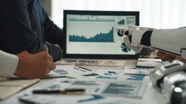 İnsan takımları ve ileri robot teknolojisi arasındaki dinamik etkileşim bir ofiste, veri analizi, büyüme ölçümleri ve işbirlikçi yenilikler üzerine odaklanmaktadır.