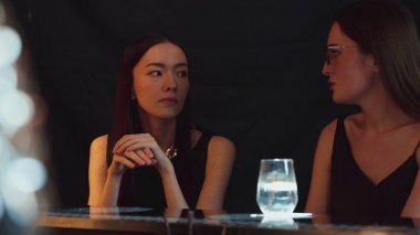 Gülümseyen güzel bir müşteri, lüks bir barda arkadaşlarıyla konuşuyor. Bir anda barmenlere portakallı kokteyl ikram ediyor. Klüpte sosyete ortamının tadını çıkarıyor. Vinosity.