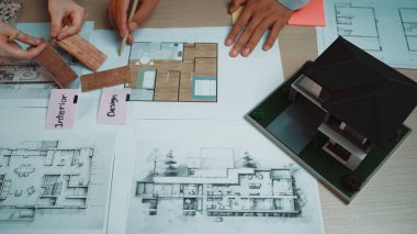 Mimarlar, çağdaş ev inşa projelerinde yaratıcı süreci yakalayan eskizler, maketler ve ayrıntılı planlarla yenilikçi tasarım planları üzerinde işbirliği yaparlar. SACTR