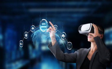 Sanal gerçeklik teknolojisiyle ilgilenen bir iş adamı, çevrimiçi iş stratejileri ve kullanıcı etkileşimlerini geliştirmek ve geliştirmek için veri güdümlü yaklaşımlar sergilemektedir. XDMCP