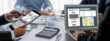 İş zekası ve veri analizi kavramı. Analizci ekibi laptop ekranında finansal veri analizi üzerinde çalışıyor. Etkili iş stratejik planlama için pazarlama göstergesi olarak. İçgörü