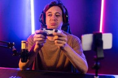 Kontrol kumandalı akıllı oyun flamasının tadını çıkarın. Modern teknoloji siber aydınlatma odasındaki yetenekli oyuncularla akıllı telefon reklamı üzerinden canlı yayın yapın. Bireysel.