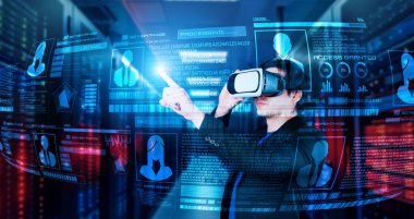 İş adamı güvenlik sistemi hologramını işaret ediyor ve veri merkezinde duruyor. Yetenekli proje yöneticisi kimlik kontrolü ve ağ güvenliğine erişiyor. Yapay zeka. Yaratıcılık.