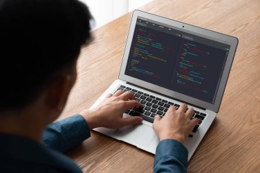 Model uygulama ve program kodlaması için bilgisayar ekranında yazılım geliştirme programlama