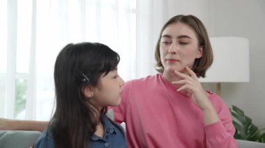 Beyaz tenli anne, peri kuyruğunu dinlerken tatlı kızına hikayesini anlatıyor. Mutlu bir anne, genç bir öğrenciye mutlu ve çekici bir çocuğu koltukta otururken anlatır ve değiş tokuş eder. Pedagoji.