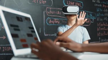 Kara tahtadaki Afrikalı öğrenci el kodlaması ya da programlama sisteminin web geliştirme planıyla kapatılması. Bu arada genç bir kız da mühendislik dersiyle kara tahtada oynuyor. Yenilik. Öğretim