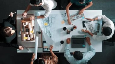 Proje planıyla masaya otururken bir grup farklı takım planlama stratejisi. Zeki iş adamlarının beyin fırtınası ve ev yapımı için birlikte çalıştıklarının en üst düzey görüntüsü. Hizalama.