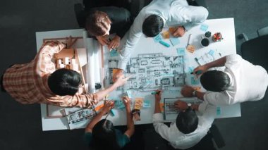 Proje yöneticisi ya da inşaat mühendisinin planlama ve planlama binasında yazışmalarının üst düzey görüntüsü. Toplantı masasında birlikte çalışan mimarın belgeyle birlikte havadan görünüşü. Hizalama.