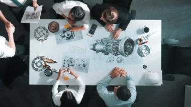 Türbin motor tasarımını gösteren ve hakkında konuşan yetenekli mühendisin en alt görüşü. Yetenekli tasarımcı veya teknisyen grubunun hava görüşü elektronik jeneratör inşaatını açıklıyor. Hizalama.