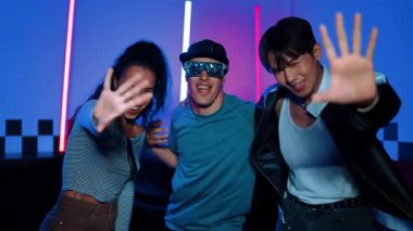 Farklı sokak dansçıları partilerde neon ışıklarıyla şehir pop müziğine taşınırken erkekler süslü gözlükler takıyor. Çekici hipster kameraya bakarken dans eder ya da pratik yapar. Mutluluk.