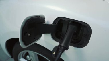 Ev şarj istasyonu, elektronik araç için sürdürülebilir, yenilenebilir enerji kaynağı, modern modern yaşam tarzı için evdeki EV arabaları sağlıyor. Çevre dostu melez elektro ve petrol aracı bataryası.