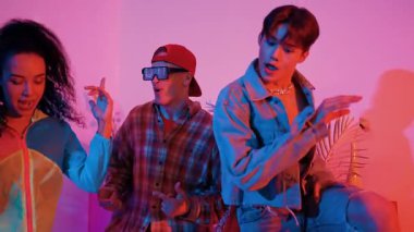 Profesyonel break dansçı neon ışıkla sokak dansı yapar ve pratik yapar. Kafkasyalı adam enerjik hareketler sergilerken mutlu bir takım hip hop müziğine geçiyor. Mutluluk.
