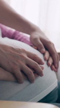 Hamile çift, evde sevgi hisseder ve rahatlar. Hamile bir kadın hamile karnında bebek taşıyor. Baba, hamile anneye göz kulak ol. Annelik ve hamilelik bakımı kavramı.