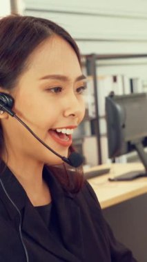 Ofiste çalışan kulaklık takan işadamları uzak müşteri ya da meslektaşlarını desteklemek için çalışıyorlar. Arama merkezi, tele pazarlama, müşteri destek acentesi telefon görüşmesinde hizmet sunar.