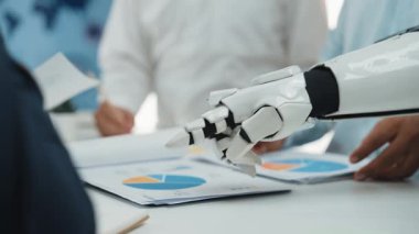 AI güdümlü analizlerin iş takımlarının stratejilerini geliştirmelerine, mali tahminleri geliştirmelerine ve karar verme mekanizmalarını geliştirmelerine yardımcı olduğu bir dijital ofis. Noogenesis Yapay Zeka