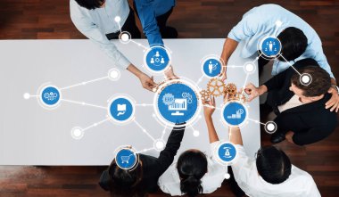 Dinamik bir iş ekibi, modern bir ofis ortamında iş akışını geliştirmek ve yenilikleri yönlendirmek için teknoloji kavramlarından yararlanan bir işbirliği toplantısına girişir. Dostluk