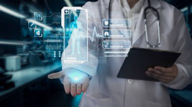 Tablet tutan ve insan anatomisi hologramı tutan yetenekli doktorlara yakın çekim yapın. Teknoloji yeniliklerini kullanarak tüm vücut röntgeni hologramını inceleyen ve kontrol eden bir tıp çalışanı. İyileştirici.