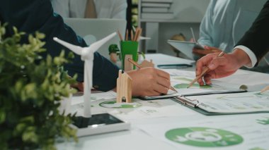 Takım üyeleri, sürdürülebilir enerji kavramları üzerinde işbirlikçi beyin fırtınası yaparken, modern bir çalışma alanında çevre dostu çözümler için yenilikçi tasarımlar keşfediyorlar. SACTR