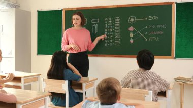 Zeki öğretmen sınıfta fikri açıklarken sevimli öğrenci ödevlerini kontrol ediyor. Not defterine bakıp matematik teorisinden çocuğa bahsederken sınıfta dolaşan çekici bir eğitmen. Pedagoji.