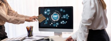 Masadaki bir grup iç mimar takımı dizüstü bilgisayarında mimari yazılım bulunan çeşitli ruh hali tahtası örneklerini seçiyor. Modern yenileme ve iç malzeme seçimi konsepti. İçgörü