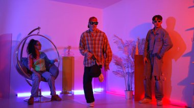 Stüdyoda gündelik kıyafetleri olan çok kültürlü bir arkadaş tezahürat yaparken mutlu hipster break dansları. Profesyonel sokak dansçısı hip hop ritmi ya da neon veya kurşun ışıkla kafiyeli bir şarkı söyler. Mutluluk.