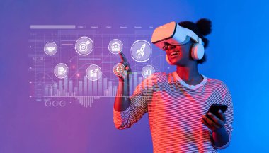 Genç bir kadın, renkli ışıklandırma, sergilenen yenilik ve etkileşimle çevriliyken, pazarlama stratejileri ve iş verilerini analiz ederek sanal gerçeklik teknolojisine bağlanıyor. XDMCP