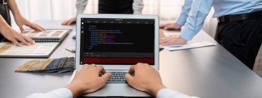 Masadaki bir grup iç mimar takımı dizüstü bilgisayarında mimari yazılım bulunan çeşitli ruh hali tahtası örneklerini seçiyor. Modern yenileme ve iç malzeme seçimi konsepti. İçgörü