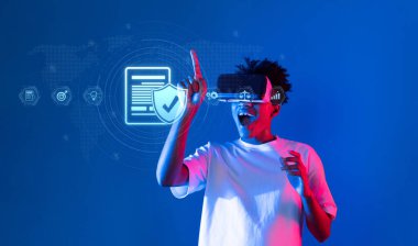 Genç bir adam sanal gerçeklik ortamını inceliyor. Uyum, yönetmelik ve kalite güvencesi üzerine odaklanıyor. Bu yenilikçi teknoloji bağlılığı ve öğrenmeyi artırır. XDMCP