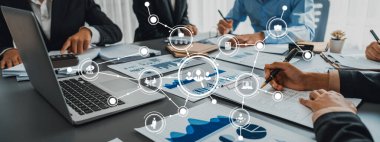 Modern ofis ortamında dinamik bir iş toplantısı, teknoloji tartışmaları ve stratejik planlama için işbirlikçi veri analizi yapan profesyonellerin sergilenmesi. Dostluk