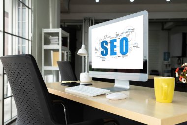 Model e-ticaret için SEO arama motoru optimizasyonu ve bilgisayar ekranında gösterilen çevrimiçi perakende işi