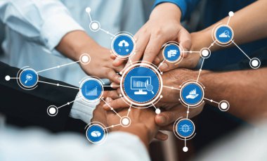 Teknoloji ikonları üzerinde birleşmiş çeşitli ellerin yer aldığı takım çalışması ve veri analizinin güçlü bir görsel temsili. İş bağlamında işbirliği ve analitik sergilemek için ideal. Dostluk