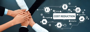 Bu resim, bir iş ortamında maliyet azaltma stratejilerine odaklanmış takım çalışması ve işbirliğini gösteriyor. Finansal planlama ve yönetim tekniklerini vurguluyor. Dostluk