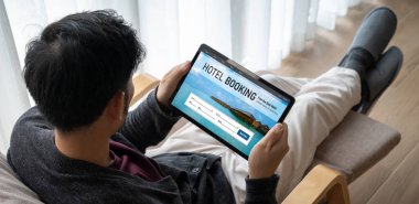 Çevrimiçi otel konaklama rezervasyon sitesi mod rezervasyon sistemi sağlar. Seyahat teknolojisi kavramı .