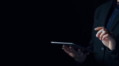 İş adamı siber güvenliğin özünü keşfeder. Siber koruma yöntemlerini, tehditleri derinlemesine araştır ve siber güvenlik duruşunu güçlendir. Siber güvenlik çağında UUID 'de gezinmek için gerekli