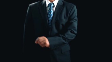 İş adamı iş büyümesi için ölçümleri değerlendirir, genişleme hedefleri koyar. İnovasyon ve strateji 2025 yoluyla sürekli iş büyümesini teşvik etme hakkında görüşler. Kullanıcı Kimliği