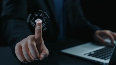 İş adamı CO2 emisyonlarını azaltmak için girişimlerde bulunuyor ve net sıfır hedefliyor. Daha yeşil bir gezegenin karbondioksitini azaltarak sürdürülebilirliğe olan bağlılığını gösteriyor. Kullanıcı Kimliği