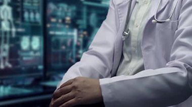 Akıllı doktorların oturduğu ve laboratuvarda elinde kalp hologramının bulanık bir şekilde yüzdüğünü gösteren yakın plan. Sağlık çalışanı teşhisi koydu ve kalp ameliyatına hazırlanıyor. Teknoloji. İyileştirici.