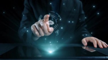 İş adamı CO2 emisyonlarını azaltmak için girişimlerde bulunuyor ve net sıfır hedefliyor. Daha yeşil bir gezegenin karbondioksitini azaltarak sürdürülebilirliğe olan bağlılığını gösteriyor. Kullanıcı Kimliği