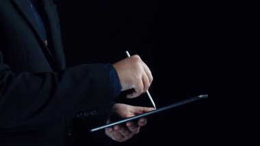 Yapay zeka mühendisliği, büyük veri ve yapay zeka makinesi kavramında yapay zeka beyin işlemcisiyle iş desteği için üretken yapay zeka kullanmayı öğrenen insan etkileşimi. Kullanıcı Kimliği