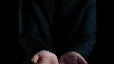 İş adamı siber güvenliğin özünü keşfeder. Siber koruma yöntemlerini, tehditleri derinlemesine araştır ve siber güvenlik duruşunu güçlendir. Siber güvenlik çağında UUID 'de gezinmek için gerekli