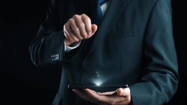 İş adamı, tahminsel büyük veri modellerinden gerçek zamanlı analizlere uzanan eğilimleri ve görüşleri ortaya çıkarmak için veri analizlerini derinlemesine inceleyerek, veri güdümlü kararların analitik endüstrileri UUID 'ye nasıl yönlendireceğini öğrenir