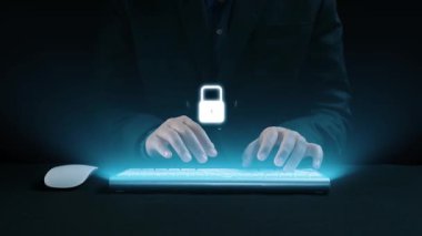 İş adamı siber güvenliğin özünü keşfeder. Siber koruma yöntemlerini, tehditleri derinlemesine araştır ve siber güvenlik duruşunu güçlendir. Siber güvenlik çağında UUID 'de gezinmek için gerekli