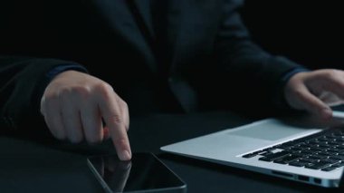 İş adamı bulut hesaplamasının geleceğini en son sezgilerle keşfetti ve bulut hesaplama teknolojisini entegre ederek işi yükseltti. Bulut çağını yenilikçi bilgisayar UUID ile kucaklayın